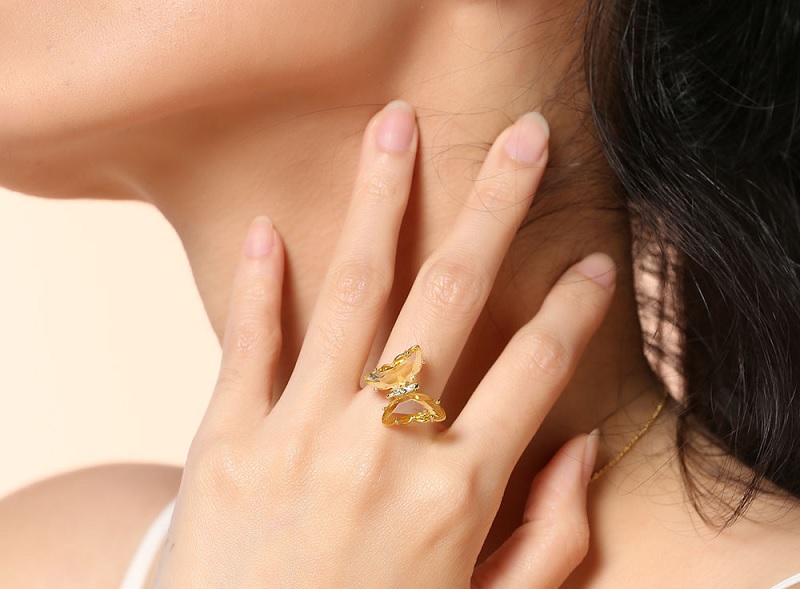 Thiết kế độc đáo, cánh bướm đính đá vàng sang trọng